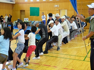 全員で綱引き